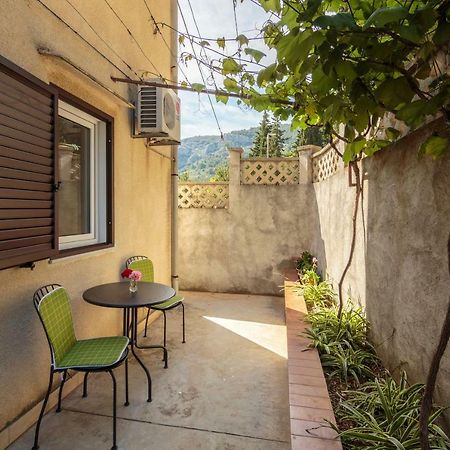 Apartmani Jordana Komiza Exterior photo