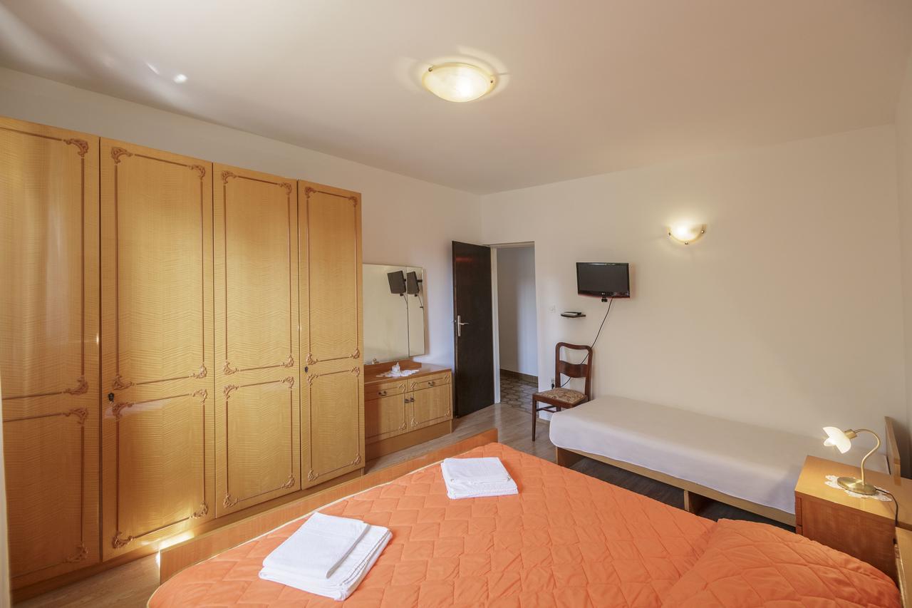 Apartmani Jordana Komiza Exterior photo