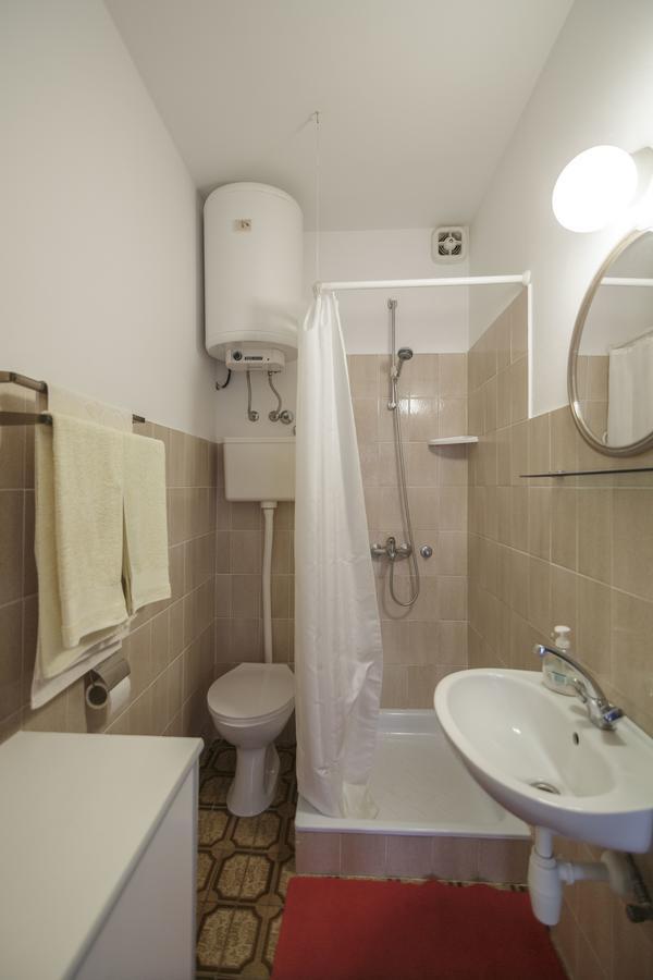 Apartmani Jordana Komiza Exterior photo