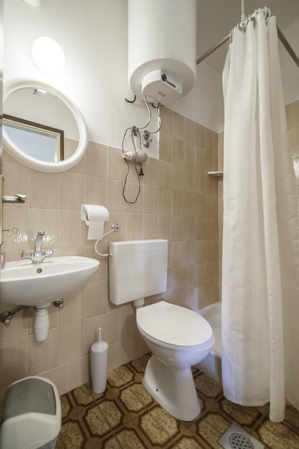 Apartmani Jordana Komiza Exterior photo