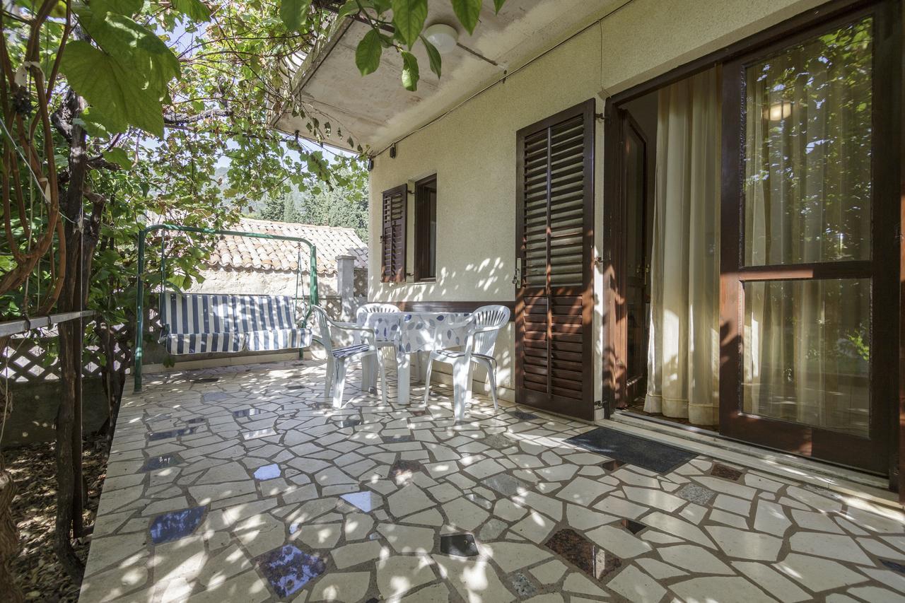 Apartmani Jordana Komiza Exterior photo