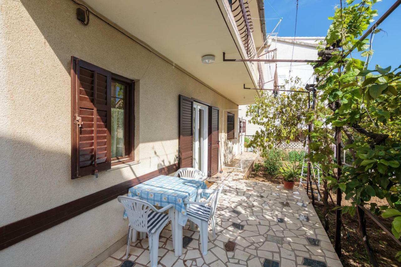 Apartmani Jordana Komiza Exterior photo