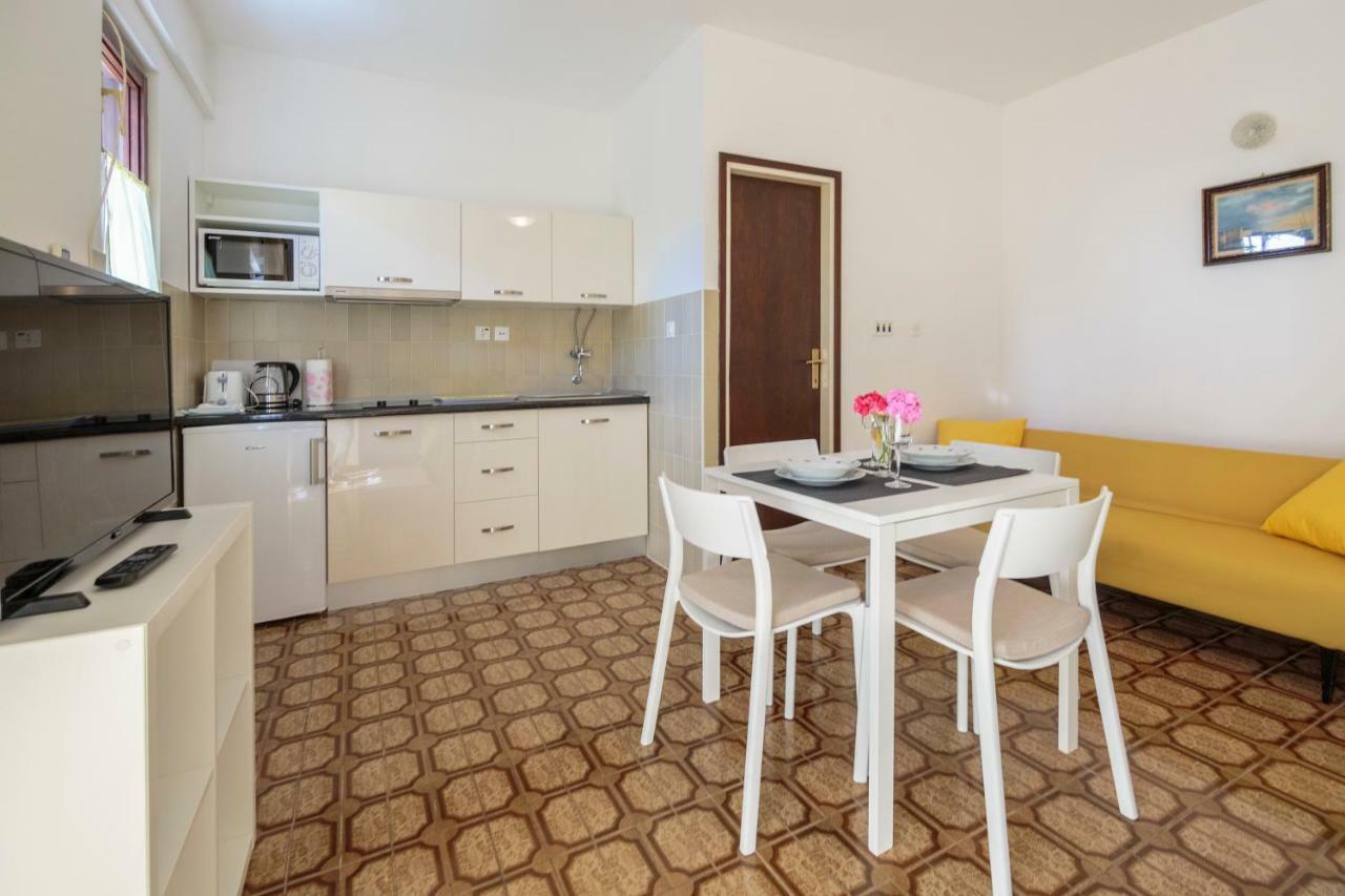 Apartmani Jordana Komiza Exterior photo