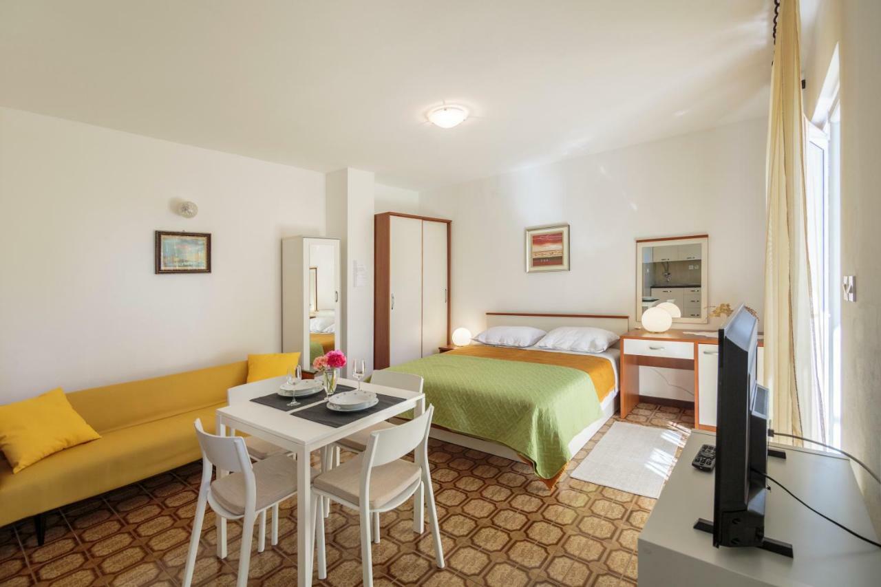 Apartmani Jordana Komiza Exterior photo