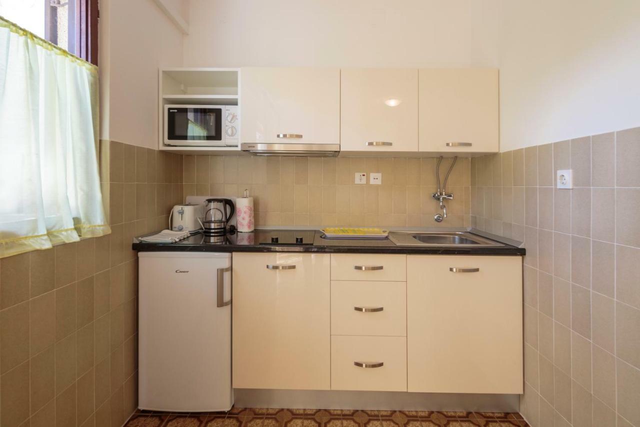 Apartmani Jordana Komiza Exterior photo