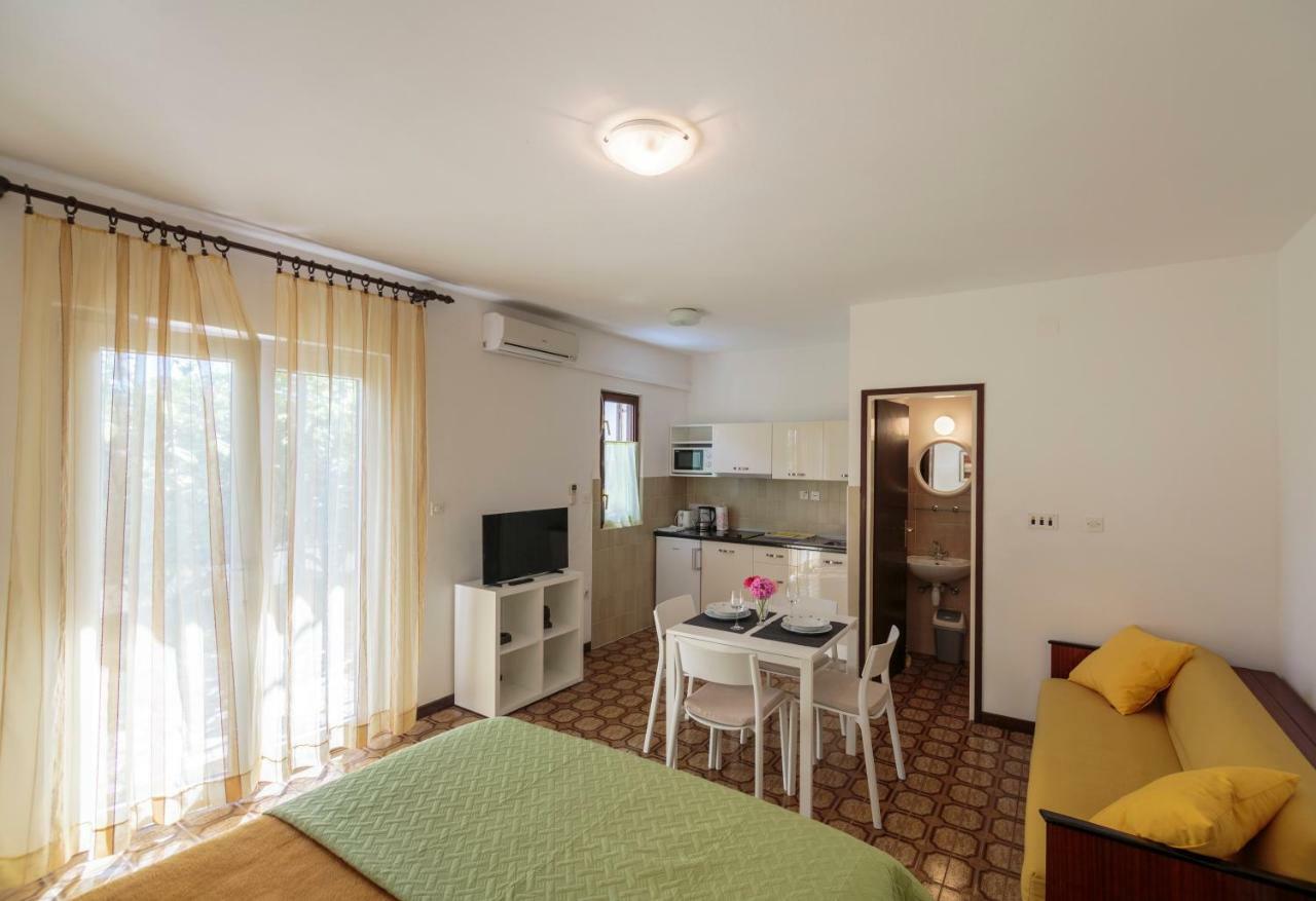 Apartmani Jordana Komiza Exterior photo