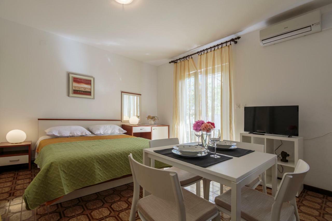 Apartmani Jordana Komiza Exterior photo